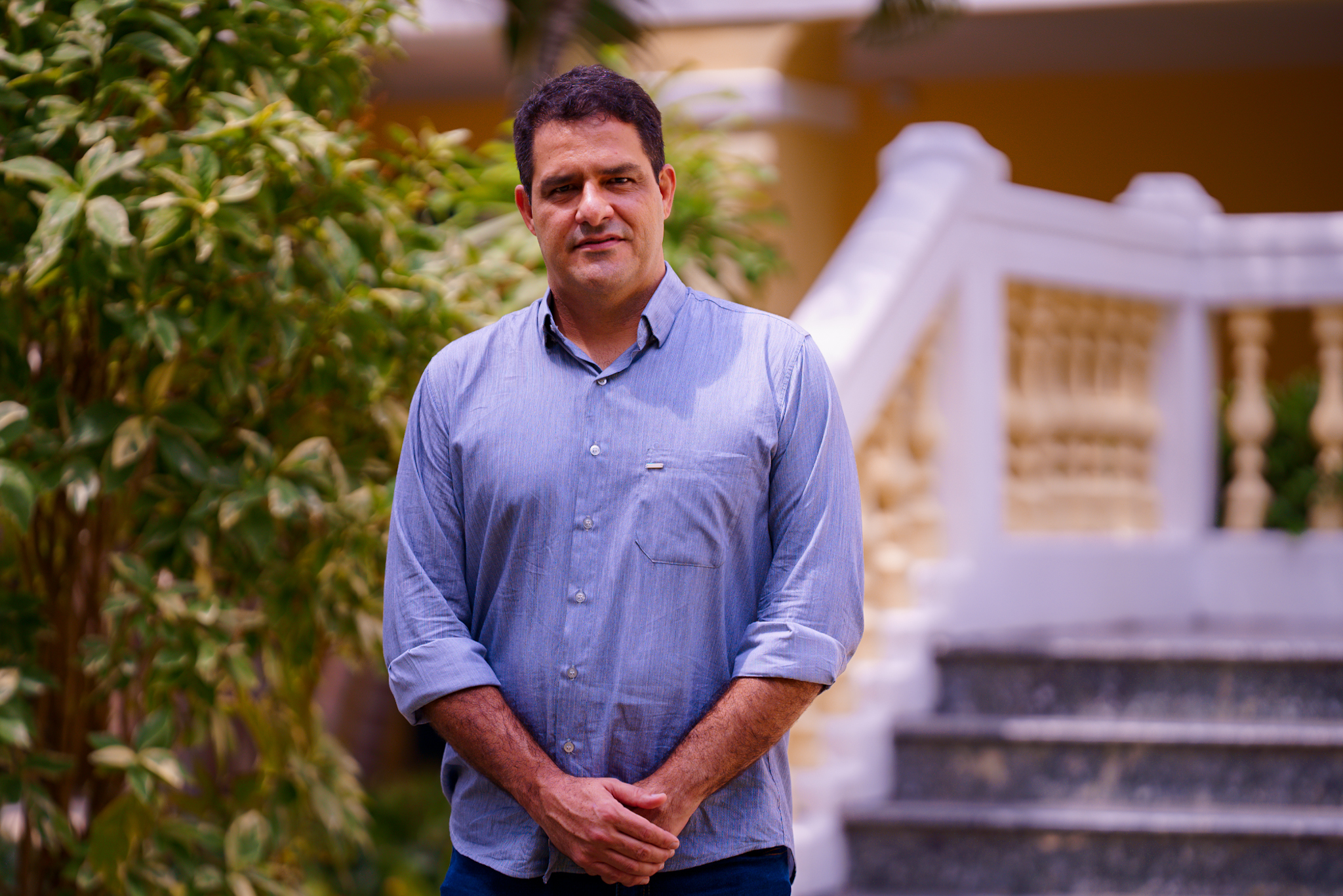 Andre Daher posa para a foto, ele está de camisa azul